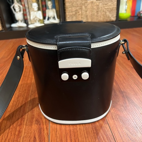 Unique Furla Bucket Bag - Genuine Leather, Like new - Picture 1 of 6